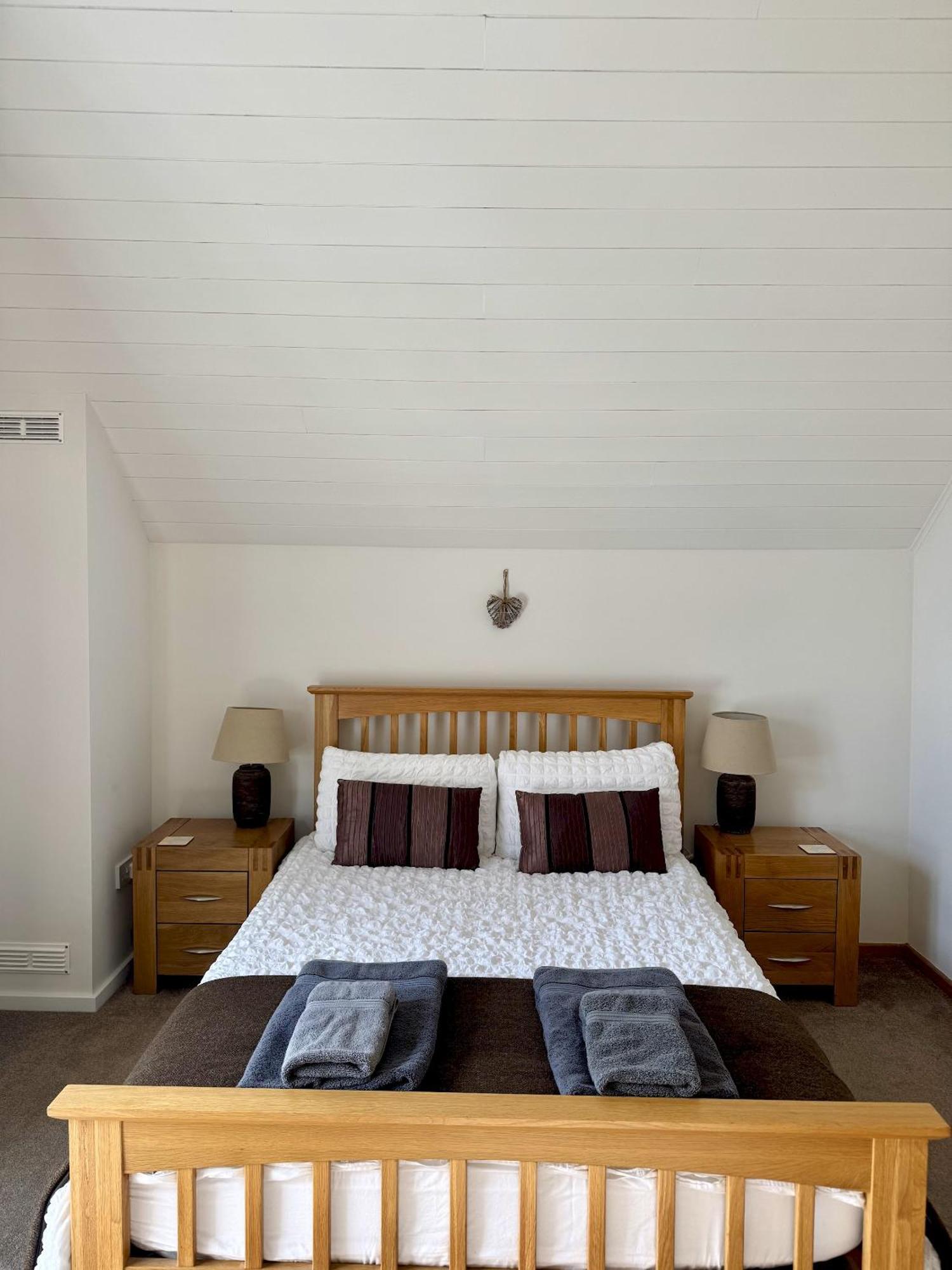 Medway Hot Tub Lodge South Cerney Exterior foto