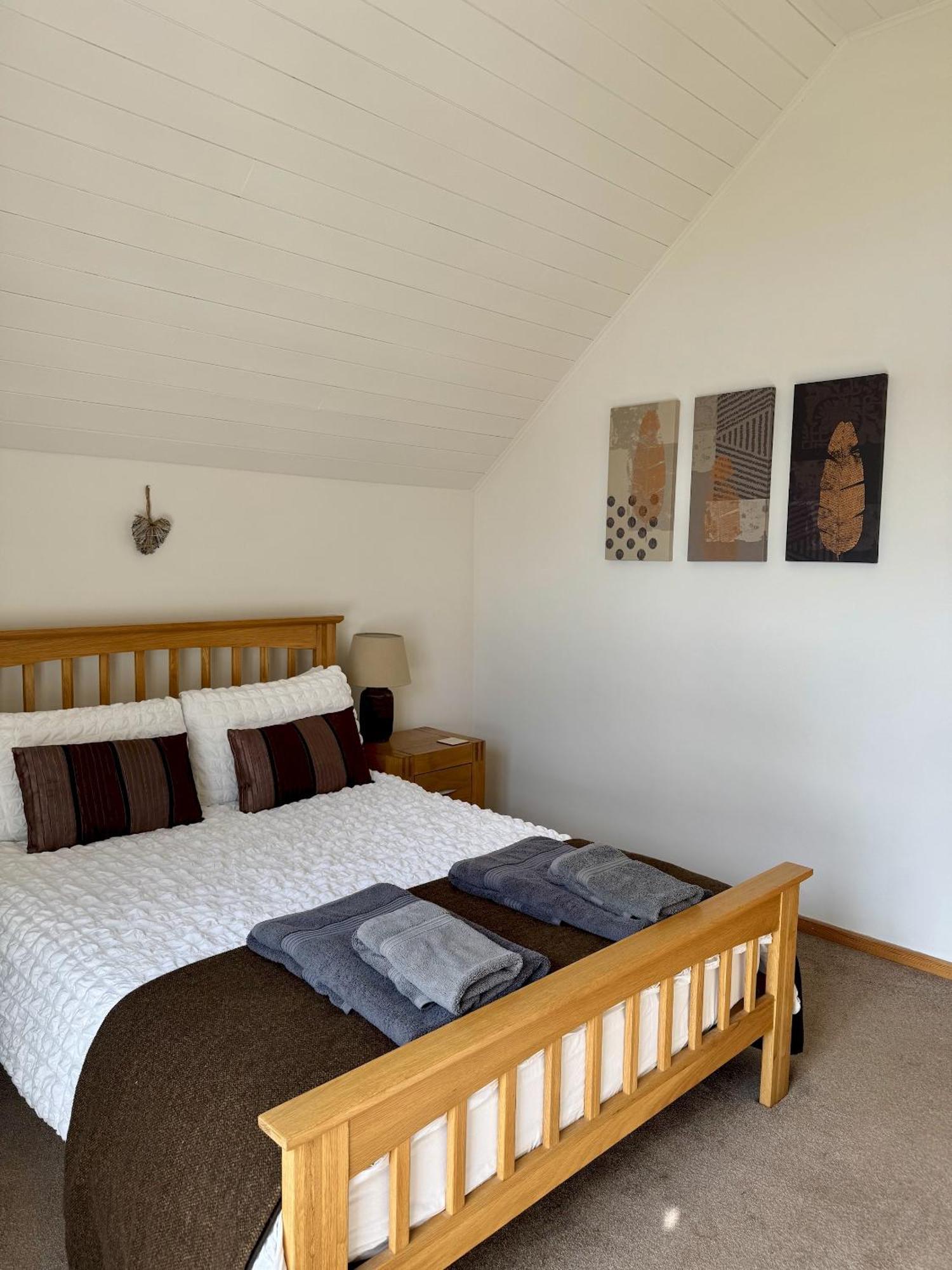 Medway Hot Tub Lodge South Cerney Exterior foto