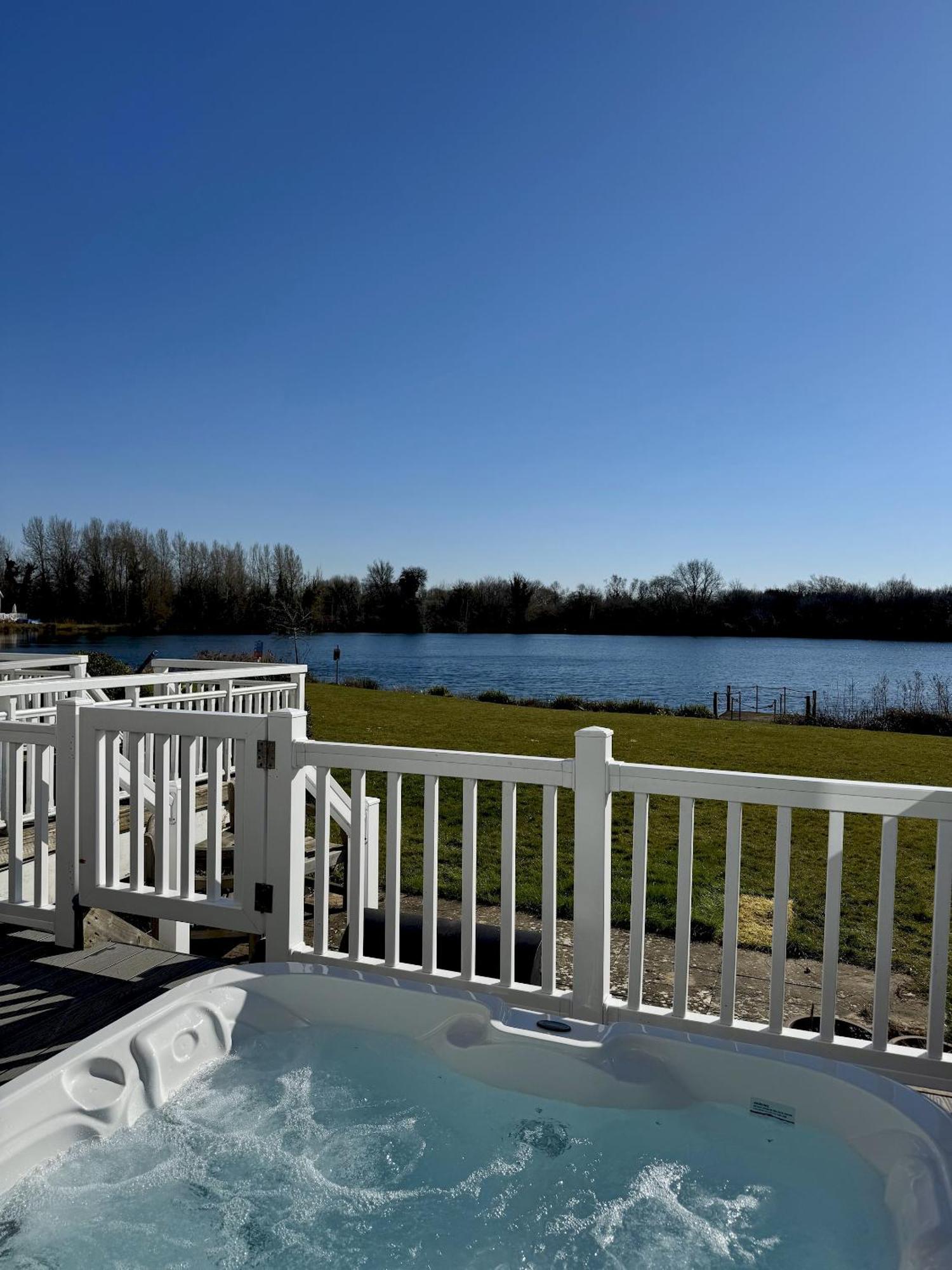 Medway Hot Tub Lodge South Cerney Exterior foto