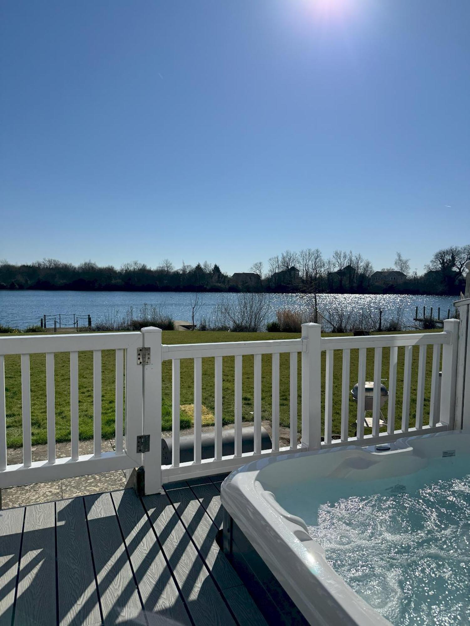 Medway Hot Tub Lodge South Cerney Exterior foto